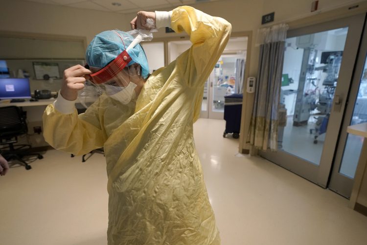 US hospitals letting infected staff members stay on the job